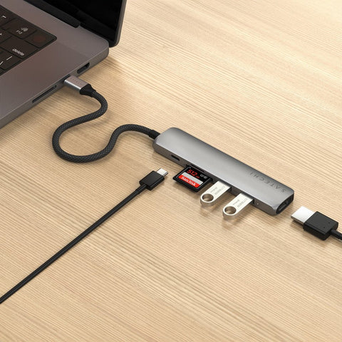 Tack vare stöd för upp till 100 W passthrough-laddning via USB-C hålls din enhet laddad