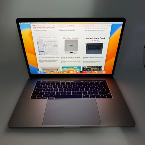 Tangentbord och styrplatta: Ett responsivt och tyst tangentbord samt en stor styrplatta med stöd för multi-touch gester gör interaktionen smidig och bekväm.